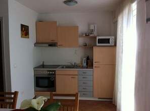 Frigorífico, horno, placa de cocina y utensilios de cocina