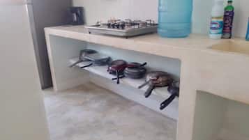 Réfrigérateur, micro-ondes, plaque de cuisson, cafetiÚre/bouilloire