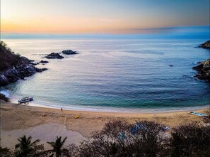 Sun-loungers, beach towels - Beachfront tree cabin with deck pool (Arroyo Cruz)