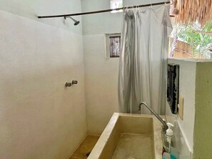 Serviettes fournies, savon, shampoing, papier toilette