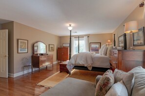 6 bedrooms, desk, iron/ironing board, travel crib