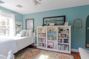 6 bedrooms, desk, iron/ironing board, travel crib - Luxurious, Gorgeous, Pristine, Convenient, Walkable 6-bedroom in State College! (State College)