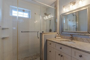 Shower, eco-friendly toiletries, hair dryer, towels - Luxurious, Gorgeous, Pristine, Convenient, Walkable 6-bedroom in State College! (State College)