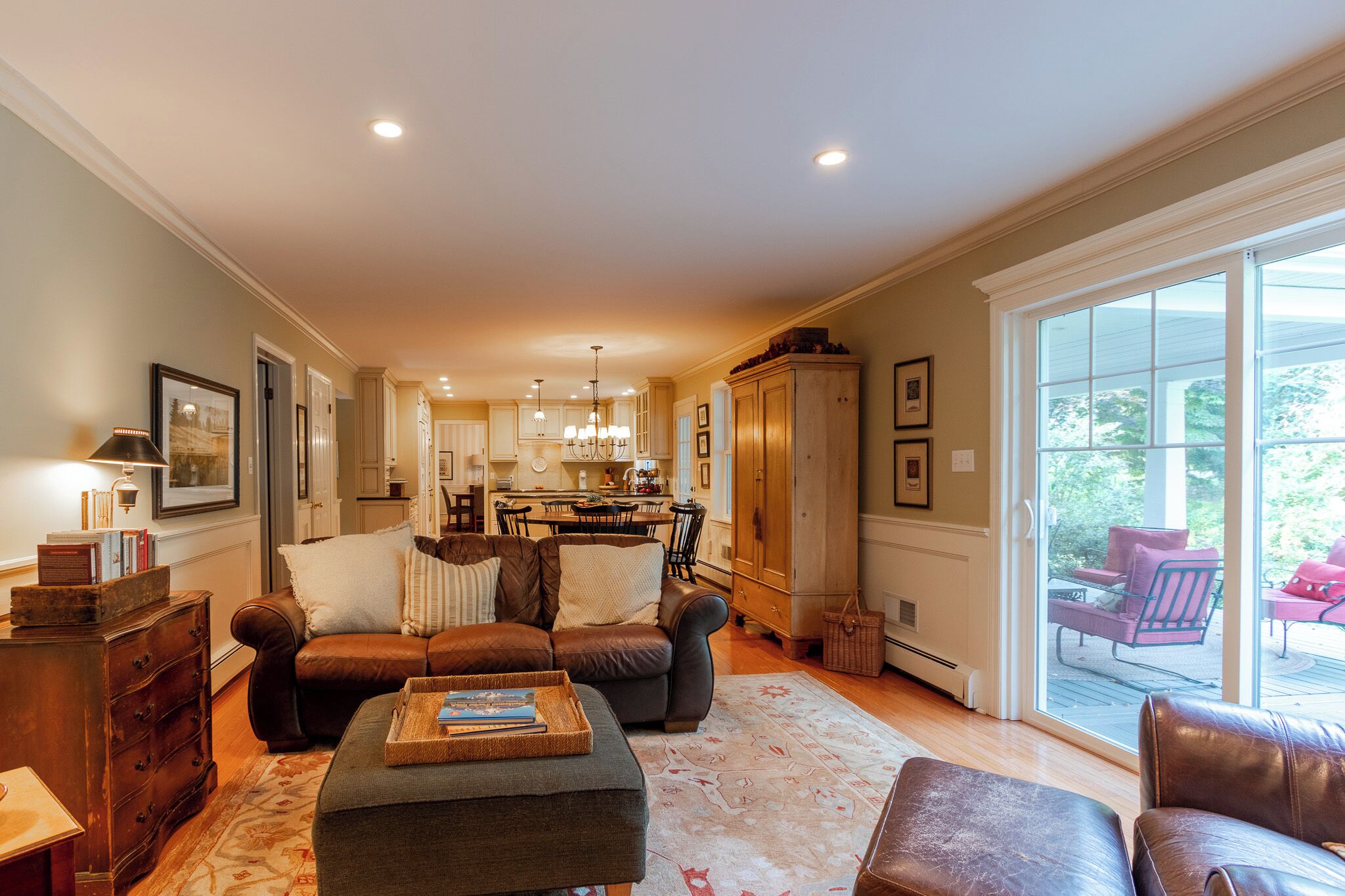 TV connectée, cheminée, écrans d'ordinateur