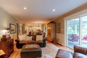 スマートテレビ、暖炉、PC モニター