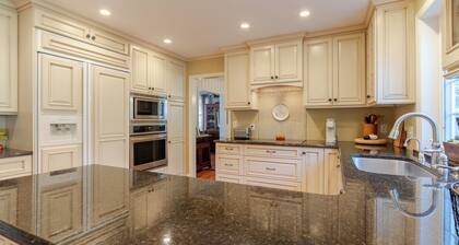 Luxurious, Gorgeous, Pristine, Convenient, Walkable 6-bedroom in State College!