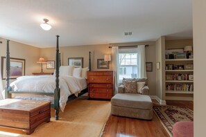 6 室のベッドルーム、デスク、アイロン / アイロン台、旅行用ベビーベッド