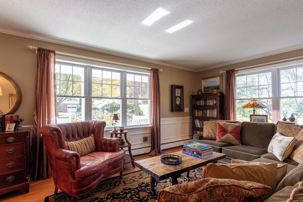 Smart TV, fireplace, computer monitors