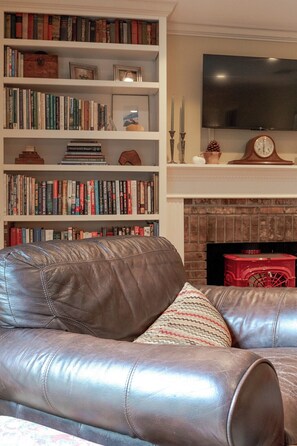 Interior - Luxurious, Gorgeous, Pristine, Convenient, Walkable 6-bedroom in State College! (State College)