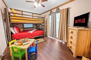 4 bedrooms, iron/ironing board, WiFi, bed sheets