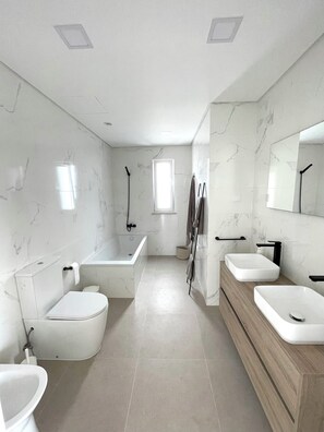 Dusche, Haartrockner, Bidet, Handtücher