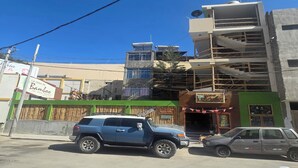 A multi-story building with a sign for 'La Casa de Bambao' cafe and restaurant. - La casa de Bamboo (Ica)