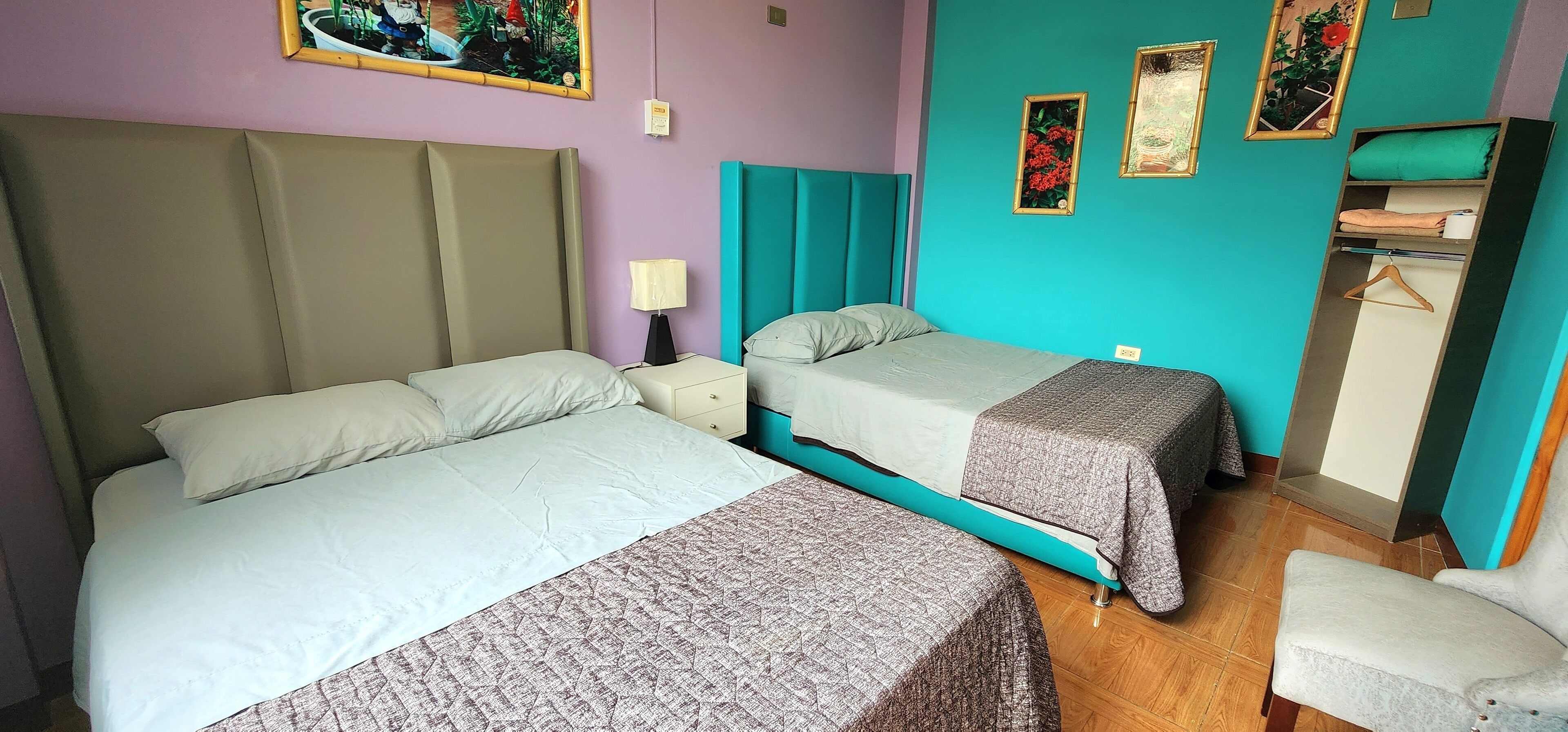 Quarto casal conforto, 2 camas de casal | Wi-Fi de cortesia