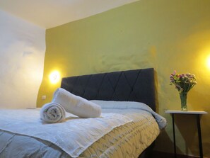 5 bedrooms, free WiFi, bed sheets
