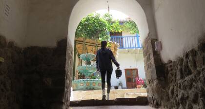 Colonial House with 5 Private Rooms, 2 Blocks from Main Square