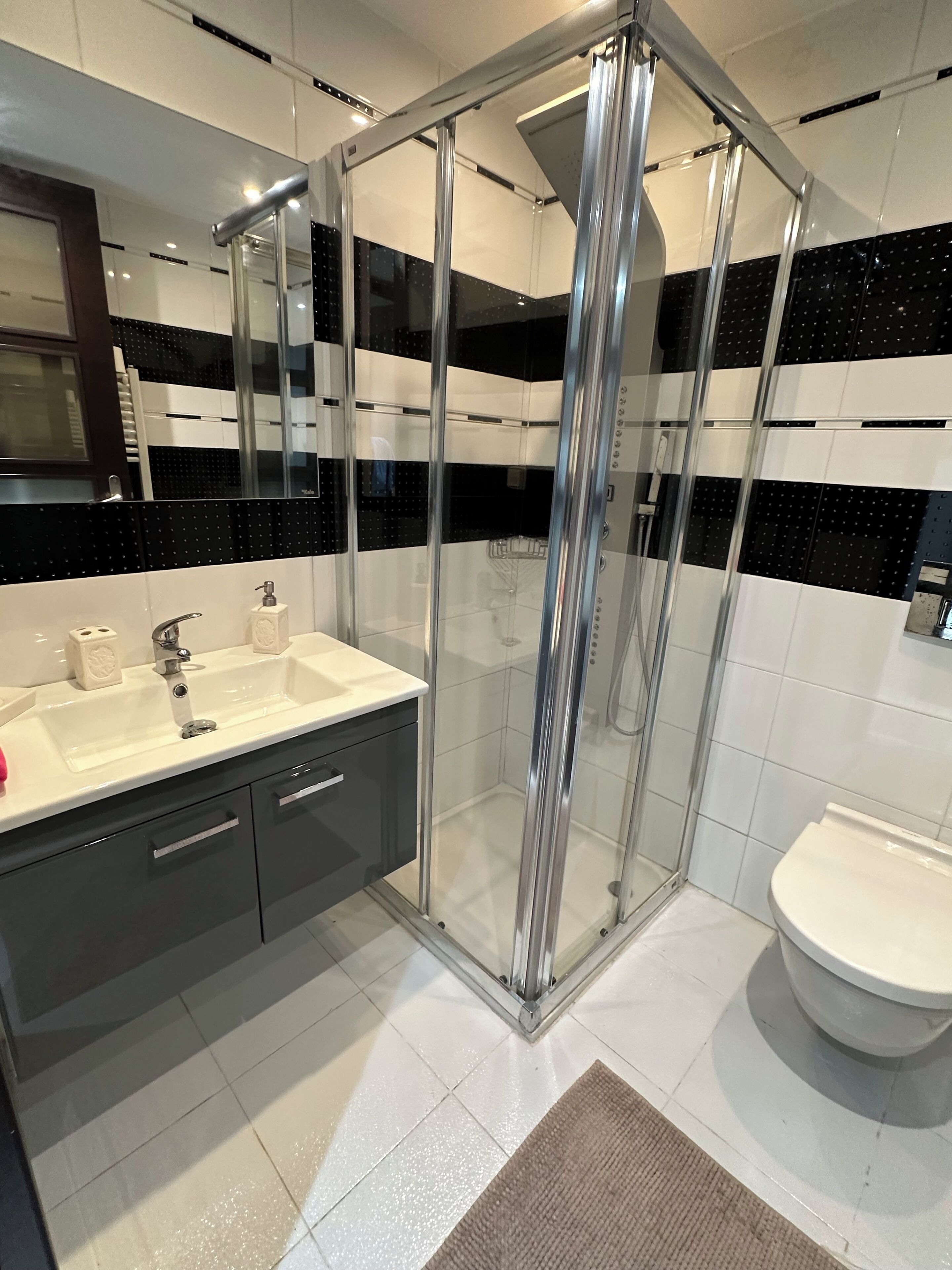 Douche, serviettes fournies, savon, papier toilette