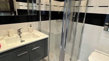 Douche, serviettes fournies, savon, papier toilette