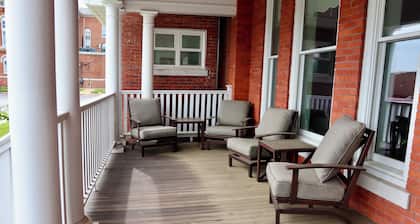 Historic Red Rooster Inn