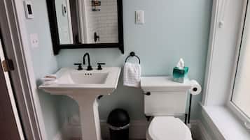 Combined shower/tub, towels, soap, shampoo