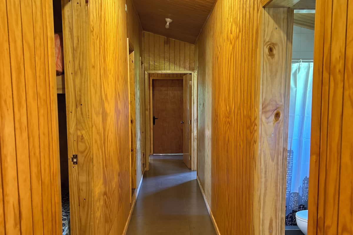 Chambre, plusieurs lits, patio