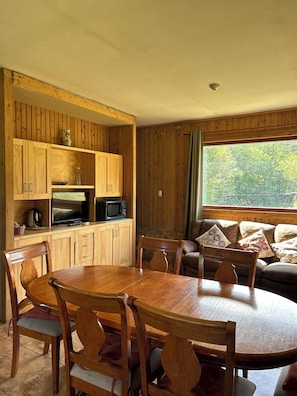 Familien-Ferienhütte, 4 Schlafzimmer, Terrasse, Bergblick | Wohnbereich