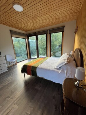 Habitación clásica con 1 cama matrimonial o 2 individuales, balcón, vista a la montaña | Wifi gratis 