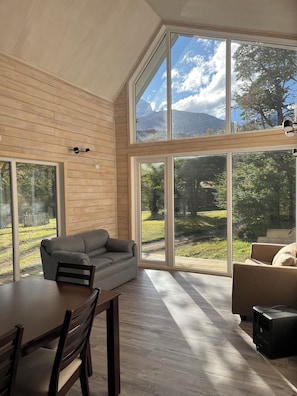 Cabane Familiale, 2 chambres, patio, vue montagne | Coin séjour