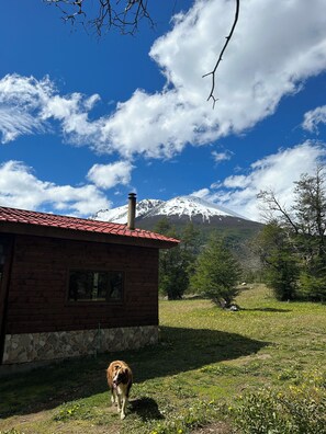 Cabaña familiar, 4 habitaciones, patio, vista a la montaña | Wifi gratis 