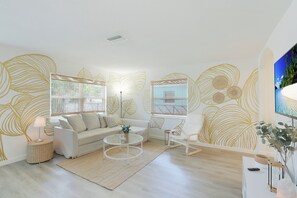 Living area - Backyard Ocean Oasis (Bradenton)