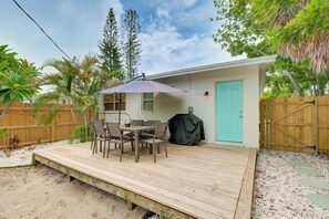 Outdoor dining - Backyard Ocean Oasis (Bradenton)