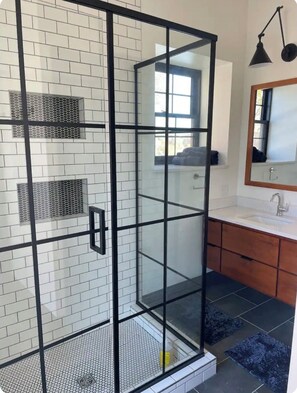 Dusche, Haartrockner, Handtücher, Toilettenpapier