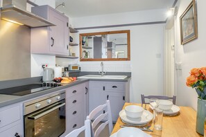 Frigorífico, horno y utensilios de cocina