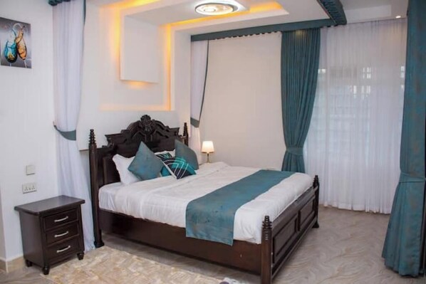 5 bedrooms, desk, iron/ironing board, free WiFi