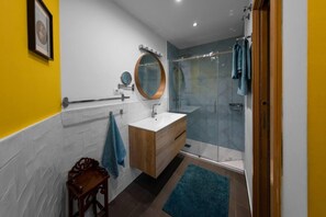 Appartement | Salle de bain | Douche, sĂšche-cheveux, serviettes fournies