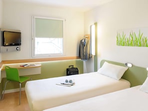 A hotel room with two beds, a desk, a chair, a TV, and a window. - B&B Hotel Berlin Genshagen-nord (Ludwigsfelde)