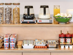 A breakfast buffet with various food items and beverages. - B&B Hotel Berlin Genshagen-nord (Ludwigsfelde)