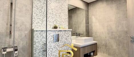 Articles de toilette écologiques, sèche-cheveux, serviettes fournies