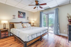 5 slaapkamers, een bureau, een strijkplank/strijkijzer, internet