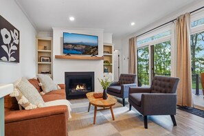 Televisión y chimenea 