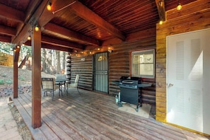 Outdoor dining - Between the Pines Log Cabin (Running Springs)