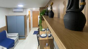 Comfort studio, uitzicht op stad | Een laptopwerkplek, verduisterende gordijnen