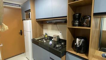 Comfort Studio, City View | Private kitchen | Fridge, microwave, stovetop, cookware/dishes/utensils