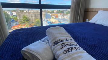 Studio Comfort, pemandangan kota | Ruang kerja ramah laptop, tirai kedap cahaya, dan setrika/meja setrika