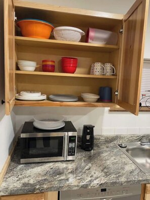 Fridge, microwave, oven, stovetop - Welcome Midtown Convenience (Pocatello)