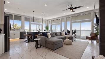 Smart-tv en een open haard