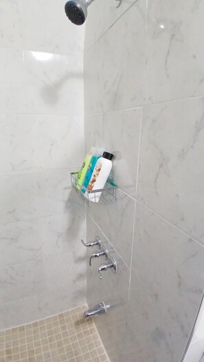 Douche, sèche-cheveux, serviettes fournies, savon
