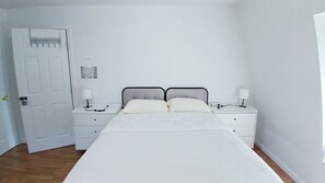 1 bedroom, free WiFi, bed sheets - Clean master bedroom with queen & private bath, 2 blocks from Rt 95, Free Wi-Fi (New London)