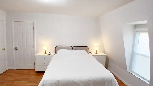 Clean master bedroom with King & private bath, 2 blocks from Rt 95, Free Wi-Fi