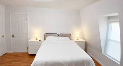 Clean master bedroom with King & private bath, 2 blocks from Rt 95, Free Wi-Fi