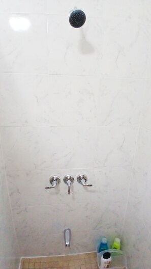 Shower, hair dryer, towels, soap - Clean master bedroom with queen & private bath, 2 blocks from Rt 95, Free Wi-Fi (New London)